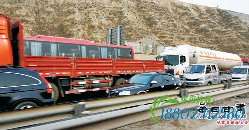 兰临高速油罐车爆胎致使侧翻 封闭近7个小时（图）