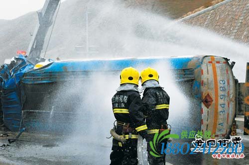 兰临高速油罐车爆胎致使侧翻 封闭近7个小时（图）