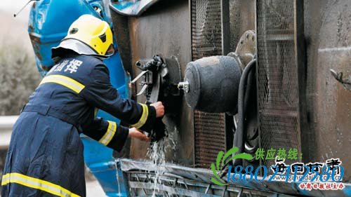 兰临高速油罐车爆胎致使侧翻 封闭近7个小时（图）