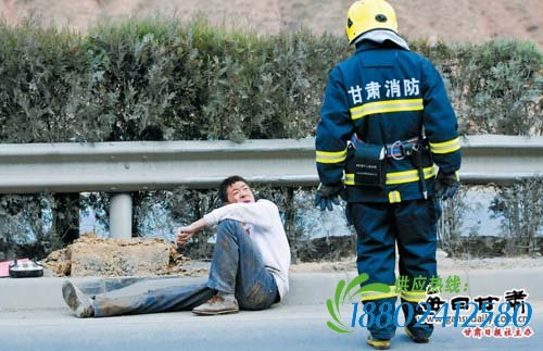 兰临高速油罐车爆胎致使侧翻 封闭近7个小时（图）