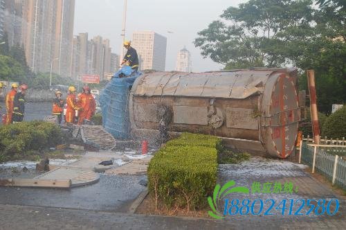 浦东联洋油罐车侧翻现场大图(图)