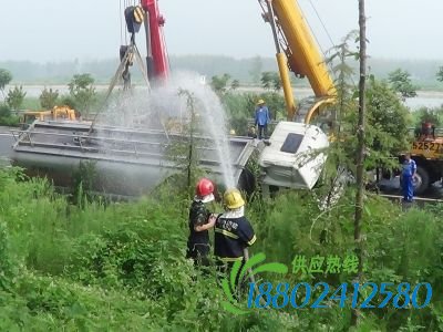 消防官兵在冷却油罐。