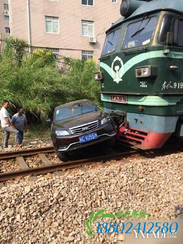 汽车铁道熄火被火车撞