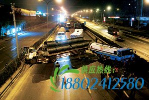 大货追尾煤车撞桥 四环凌晨暴堵(组图)