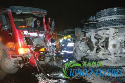 312国道兰州永登县周家庄段两车追尾 20吨沥青槽车侧翻泄漏