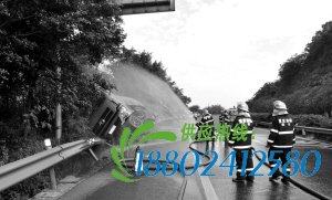 载30吨杂醇的罐车侧翻 高速封路5小时