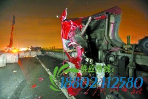 货车爆胎掉下卷纸油罐车躲避撞护栏