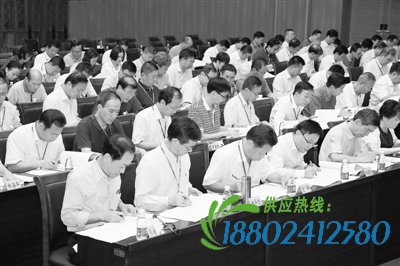 图为广东省新提任厅级干部在参加党纪知识测试。冯耀明 摄