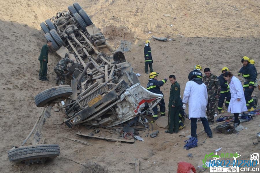 宁夏同心一20吨汽油罐车坠沟 所幸未爆炸