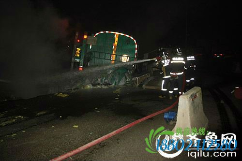4月1日深夜，一辆油罐车在黄岛区刘公岛路与斋堂岛街路口处侧翻。