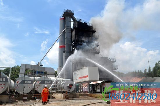 南宁一沥青搅拌塔起火 旁边是重油罐消防急"排弹"