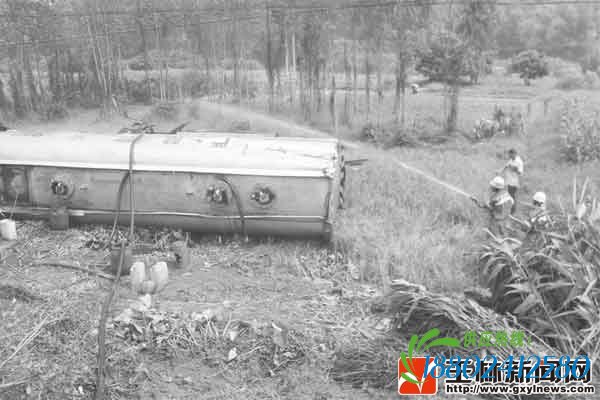 20吨油罐车侧翻 多部门11小时成功处置