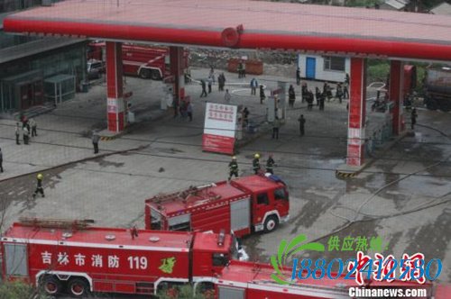 吉林一加油站罐车爆炸引发火灾