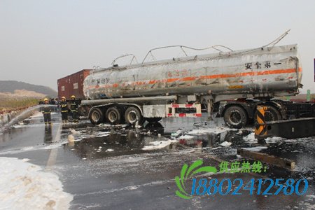 大雾霾高速6车追尾 油罐车侧翻泄漏