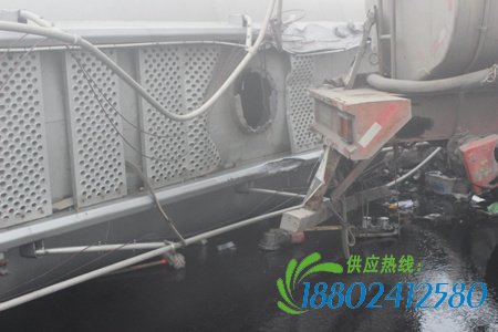 大雾霾高速6车追尾 油罐车侧翻泄漏