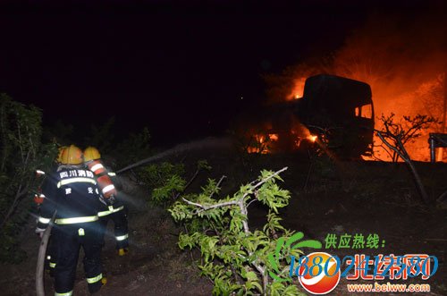 20吨柴油罐车起火公安消防冷静排险