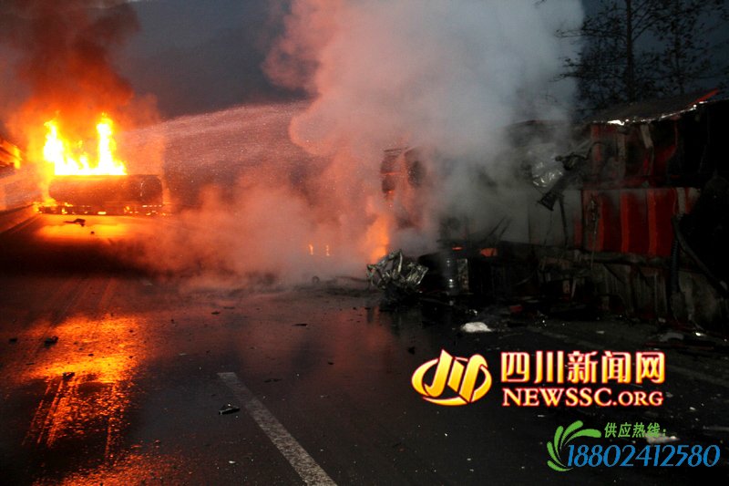 高清组图：绵广高速油罐车起火爆炸 致3死1伤交