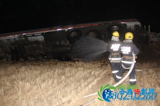 油罐车深夜侧翻路边 枣庄山亭消防紧急堵漏救援