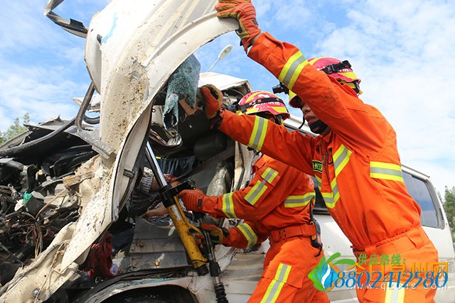 惠安一面包车改装“油罐车”追尾大货车 司机当场死亡