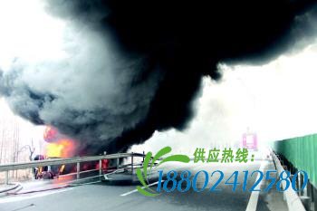 油罐车冲断护栏翻进沟 汽油泄漏火苗蹿起十多米