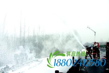 油罐车冲断护栏翻进沟 汽油泄漏火苗蹿起十多米