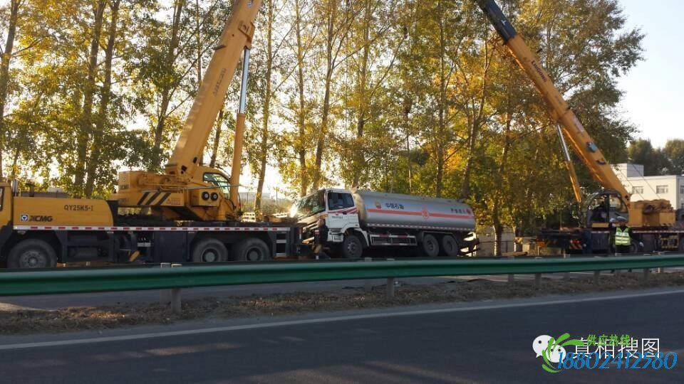 哈尔滨市平房区哈五公路油罐车侧翻 公路封闭三