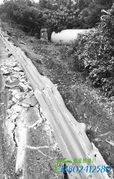 油罐车冲出高速路侧翻