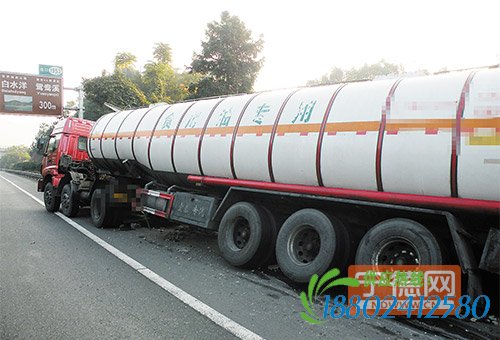 沈海高速开车犯迷糊 油罐车失控侧翻排水沟内