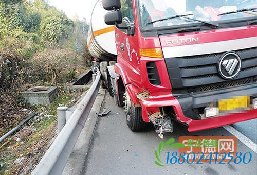 沈海高速开车犯迷糊 油罐车失控侧翻排水沟内