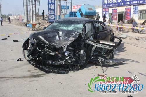沧州油罐车与轿车相撞侧翻 一人重伤
