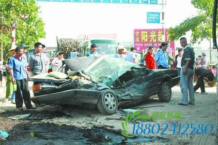 桑塔纳轿车严重变形