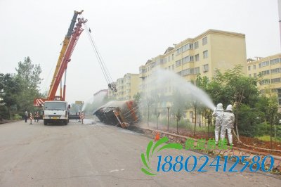 油罐车侧翻漏油 陕县消防紧急运走大“炸弹”