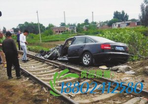 保定“奥迪”撞上货运列车 奥迪车上一死三伤