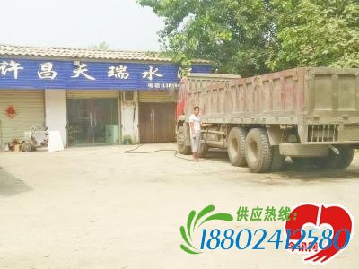周口一水泥门市部暗藏黑加油点 群众怕爆炸举
