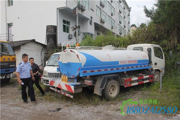 环卫洒水车改成油罐车 车主被罚500元