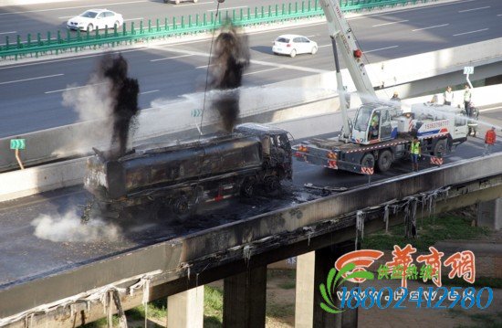 西延高速聂冯高架桥上一原油车爆胎侧翻起火(图)