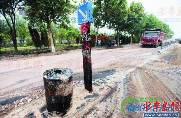 油罐车被撞30吨油洒一路 过路车被迫揩油
