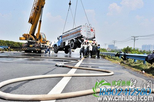 油罐车告诉侧翻 警民合力顶烈日下挥汗排险(图