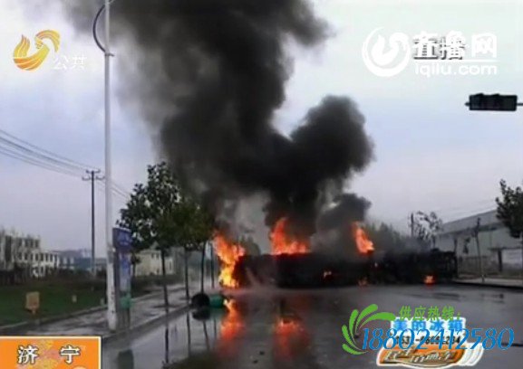 爆炸现场的油罐车。