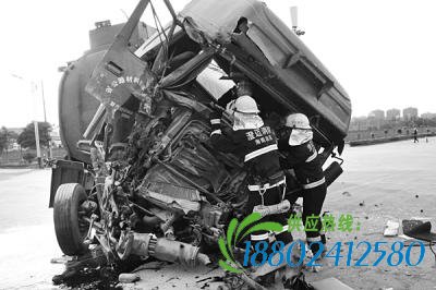 油罐车追尾大货车 一人被困