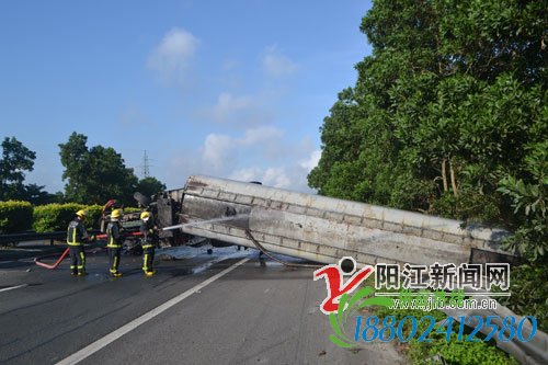 油罐车追尾货车侧翻泄漏 阳西段封闭近6小时
