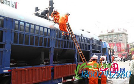 32吨油罐车追尾泄漏 消防员潜入罐内成功堵漏(图)