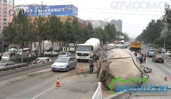 油罐车侧翻