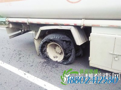 油罐车沪昆高速上爆胎“摆尾” 幸处置得当无事