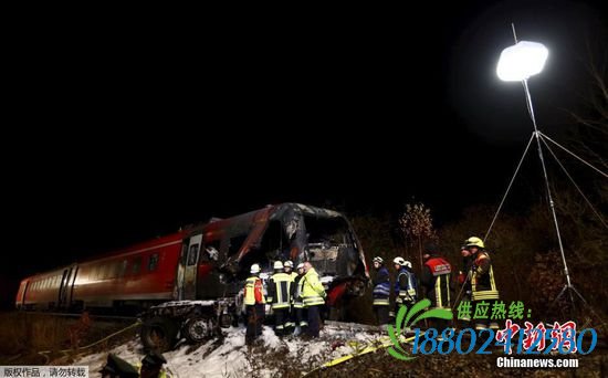 当地时间11月6日，德国客运列车与重型卡车在位于Freihung的一个铁路道口相撞，之后发生爆炸，造成至少1人死亡，多名乘客严重受伤。