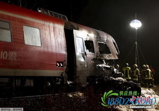 当地时间11月6日，德国客运列车与重型卡车在位于Freihung的一个铁路道口相撞，之后发生爆炸，造成至少1人死亡，多名乘客严重受伤。