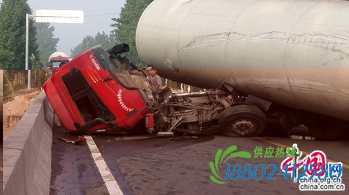 河南南召：一油罐车侧翻
