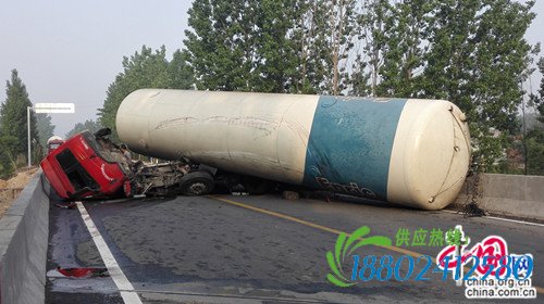 河南南召：一油罐车侧翻