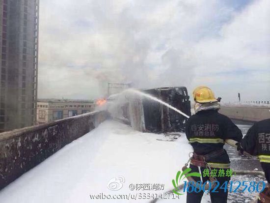 西铜高速油罐车侧翻致泄露起火 正在紧张处置中