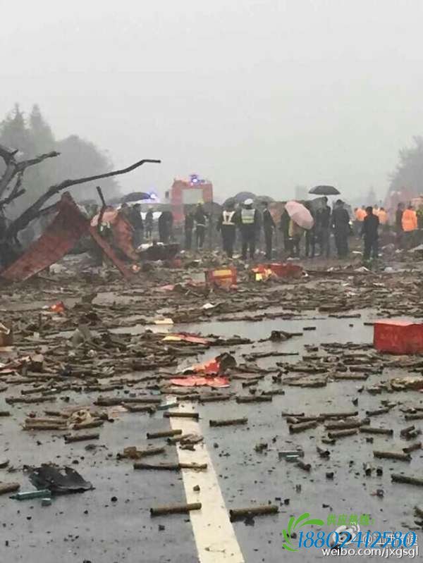沪昆高速油罐车与烟花车相撞爆炸 现场惨烈